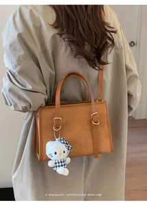 Borsa a tracolla in pelle scamosciata marrone con ciondolo a gatto sul retro