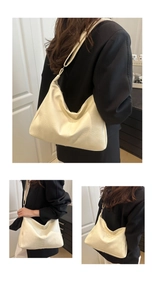 Détails de la texture en cuir souple et de la large bandoulière du sac à bandoulière blanc