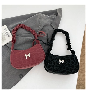 Détails des sacs léopard bordeaux et noirs avec ornements de papillons argentés