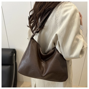Détail du sac hobo rétro en simili cuir marron foncé avec bandoulière réglable pratique