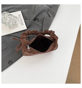 Vue de dessus du sac à main en cuir marron montrant le compartiment intérieur et la doublure