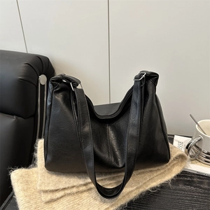 Sac fourre-tout classique en similicuir noir à texture grainée avec bandoulière