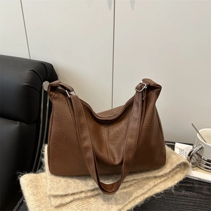 Sac fourre-tout rétro en cuir marron avec texture douce sur couverture en maille