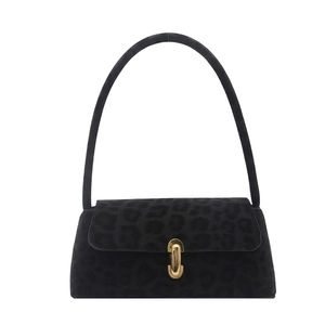 Sac à bandoulière vintage léopard noir avec fermoir doré et design chic sous le bras