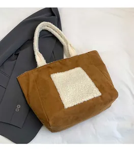 Dettagli in pelle scamosciata marrone e shearling bianco sulla borsa tote invernale