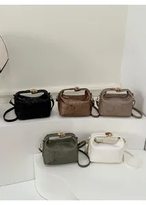 Dettaglio di cinque mini borse a tracolla testurizzate in vari colori alla moda
