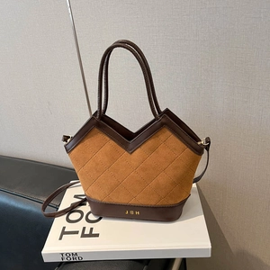 Sac cabas vintage en daim caramel style léopard avec matelassage losange et bandoulière