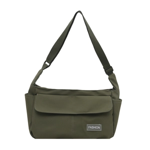 Borsa a tracolla in nylon verde militare con grande patta e tracolla regolabile su bianco