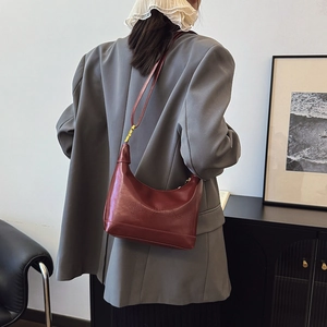 Borsa hobo a mezzaluna bordeaux retrò con goffratura di lettere vista dal retro