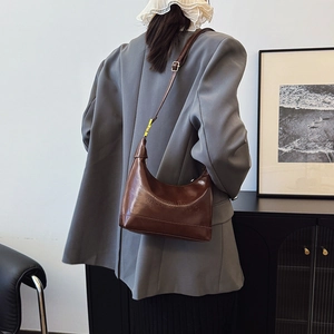 Borsa hobo in pelle lucida testa di moro con lettere sbalzate e tracolla