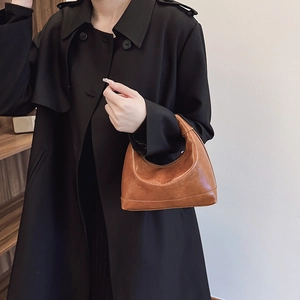 Elegante borsa a cuscino semicircolare in pelle PU marrone con goffratura donna