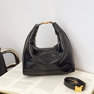 Elegante borsa a mezzaluna in pelle lucida nera con logo a rilievo e dettagli dorati