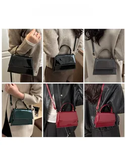 Collage de sacs à main rétro en cuir verni noir, vert foncé et bordeaux portés par un modèle