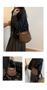 Détails du sac seau en daim marron avec pendentif sphérique et bandoulière réglable