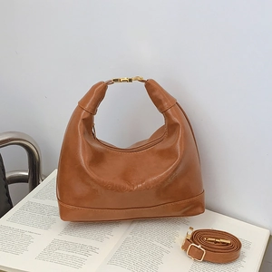 Borsa a spalla a mezzaluna in pelle marrone con chiusura dorata e lettere in rilievo
