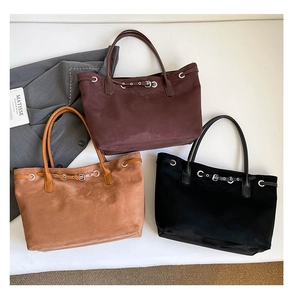 Detailweergave van matte shoppers met decoratieve ogen en leren gespen in drie kleuren