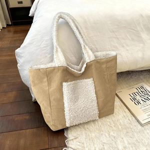 Borsa tote invernale in finta pelle scamosciata con finiture in lana di agnello bianca capiente