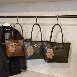 Vintage PU Leather Tote Bag Large Capacity Commuting Shoulder Handbag With Plush Charm For Women