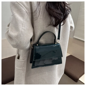 Sac à main en cuir verni vert foncé avec finitions dorées et bandoulière amovible