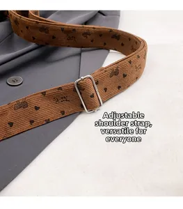Bandoulière réglable en tissu marron avec motifs de papillons et cœurs noirs