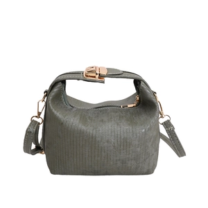 Borsa a tracolla verde scuro con texture a righe verticali e fibbia in metallo dorato