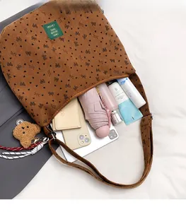 Vue intérieure du cabas en velours côtelé à motif cœurs avec charme d'ours en peluche