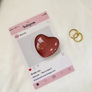 Braune herzförmige Handyhalterung mit Glanzfinish und zwei goldenen Ringen