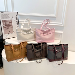 Grands sacs cabas tissés à la mode en cinq couleurs sur des socles blancs élégants