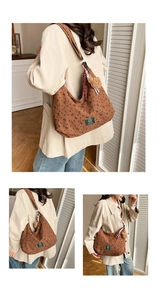 Détail du sac hobo en velours côtelé marron foncé avec motifs de cœurs et ours