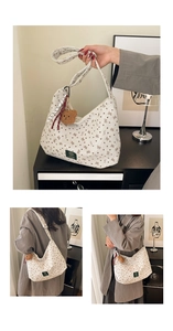 Détail d'un sac cabas en velours côtelé crème avec motifs ours et charm en peluche