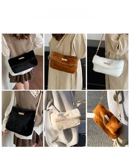 Détails du sac bandoulière en peluche douce en noir, marron et blanc porté par mannequin