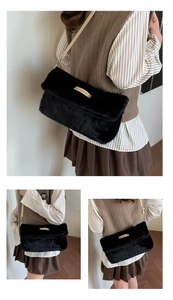 Vue détaillée du sac bandoulière en fausse fourrure noire avec plaque logo dorée et sangle