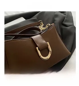 Vue détaillée du sac porté épaule caramel avec boucle dorée et texture en similicuir mat