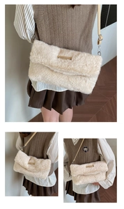 Détail du sac bandoulière en peluche crème avec logo doré et texture fausse fourrure