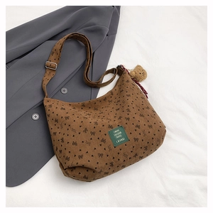 Détail du sac cabas en velours marron avec motifs cœurs et charmant ours en peluche