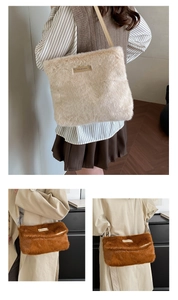 Détails des sacs à bandoulière en fausse fourrure crème et caramel avec lanières