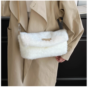Détail du sac bandoulière en peluche blanche avec fausse fourrure et fine sangle en cuir