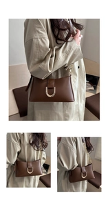 Détail du sac sous le bras en cuir caramel avec boucle dorée et bandoulière chaîne