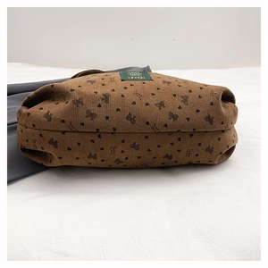 Détail du grand sac cabas en velours marron avec motifs cœurs et fond large spacieux