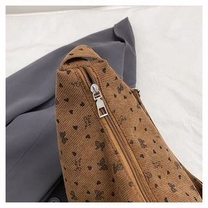 Gros plan du sac fourre-tout en velours côtelé marron avec imprimés cœur et zip