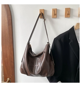 Dettaglio della borsa tote marrone vintage con logo B in rilievo e finitura in ecopelle