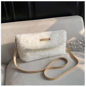 Gros plan du sac bandoulière en peluche blanche avec sangle en cuir et crochets