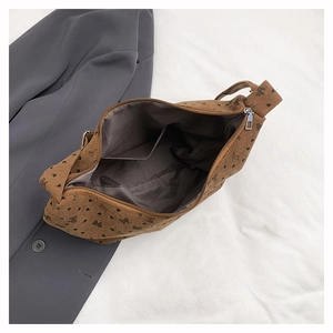 Vue détaillée de l'intérieur du sac en velours marron avec doublure et poche interne
