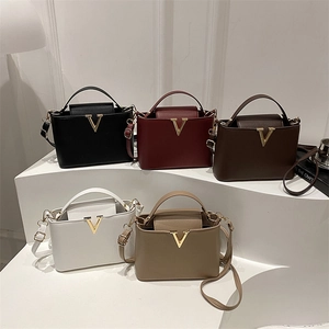Collezione di borse in pelle vintage in cinque colori con logo V in metallo dorato