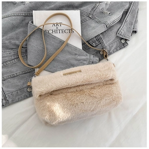 Vue détaillée du sac à bandoulière en peluche beige avec sangle réglable et boucle en métal