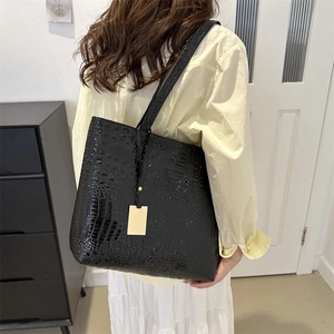 Grand sac à main noir en simili cuir avec motif crocodile et étiquette en métal doré