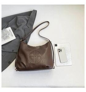 Borsa hobo in pelle marrone con logo a rilievo, tablet e blazer per ufficio