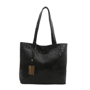 Grand sac cabas noir motif crocodile avec finition polie et pendentif doré