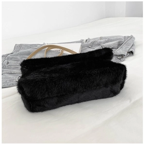 Détail du sac bandoulière en fausse fourrure noire avec fine sangle en cuir marron