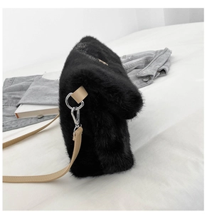 Détail du sac à bandoulière en fausse fourrure noire avec anneau en D et sangle en PU